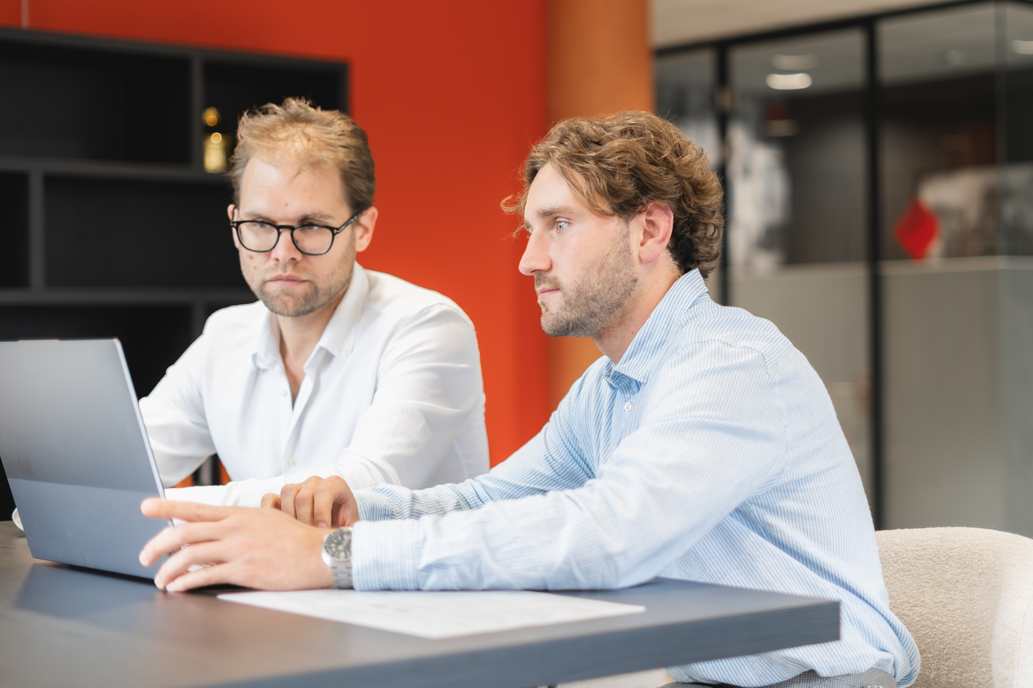 Twee mannen achter een laptop